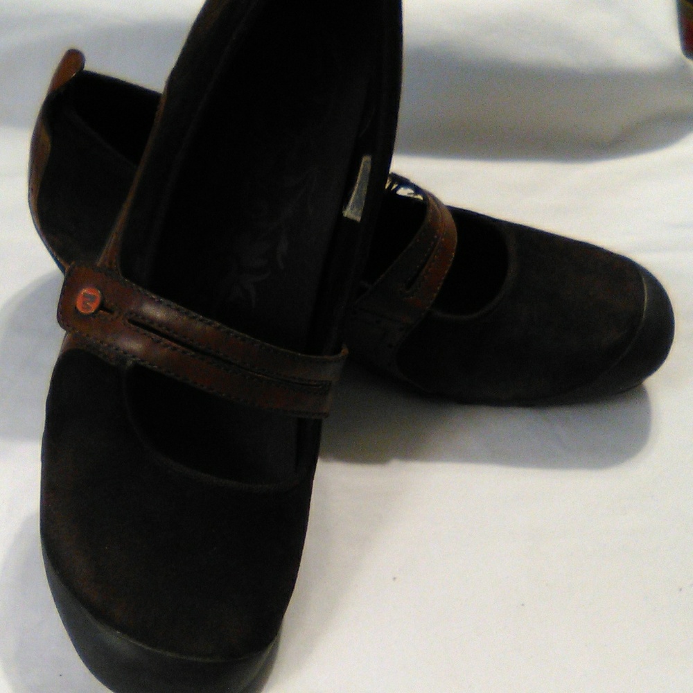 Merrell Women's Flats in Brown and Black